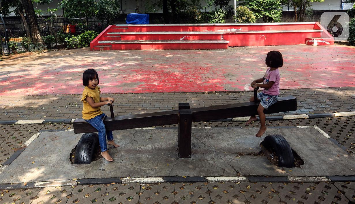 Anak-anak bermain jungkat-jungkit di Ruang Publik Terpadu Ramah Anak (RPTRA) Berseri, Petukangan Utara, Pesanggrahan, Jakarta, Kamis (13/7/2023). Kendati banyak cat pada wahan permainan yang mulai pudar dan kotor, tapi tidak menyurutkan minat anak-anak untuk bermain di RPTRA Berseri. (Liputan6.com/Johan Tallo)