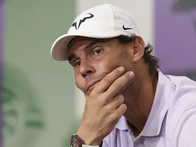 Petenis Spanyol peringkat 2 dunia sekaligus unggulan kedua turnamen, Rafael Nadal memutuskan mundur jelang laga semifinal Wimbledon 2022 menghadapi petenis Australia, Nick Kyrgios akibat menderita cedera otot perut. Keputusan tersebut disampaikan dalam konferensi pers di All England Lawn Tennis Club, Wimbledon, Kamis (7/7/2022) waktu setempat, sehari menjelang laga. (AP/Pool/Joe Toth)