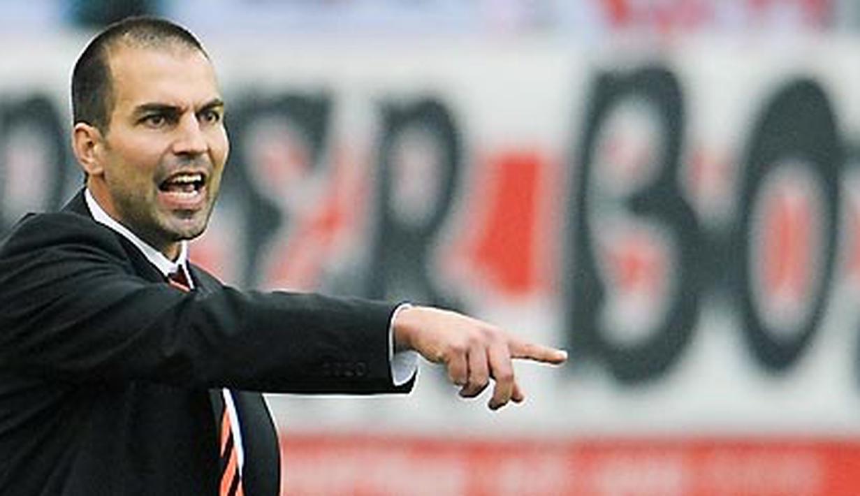 Pelatih VfB Stuttgart, Markus Babbel memberi instruksi buat pasukannya ketika berhadapan dengan FC Koln dalam lanjutan Bundesliga di Stuttgart pada 19 September 2009. AFP PHOTO/TORSTEN SILZ