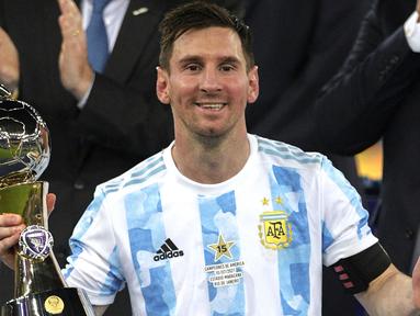 Penantian panjang Lionel Messi akhirnya terbayar setelah Argentina mampu juarai Copa America 2021. Ia merupakan pemain paling gemilang di turnamen ini. Terbukti, dirinya berhasil mempersembahkan empat gol dan lima assit serta menyabet titel pemain terbaik Copa America 2021. (Foto: AFP/Carl De Souza)