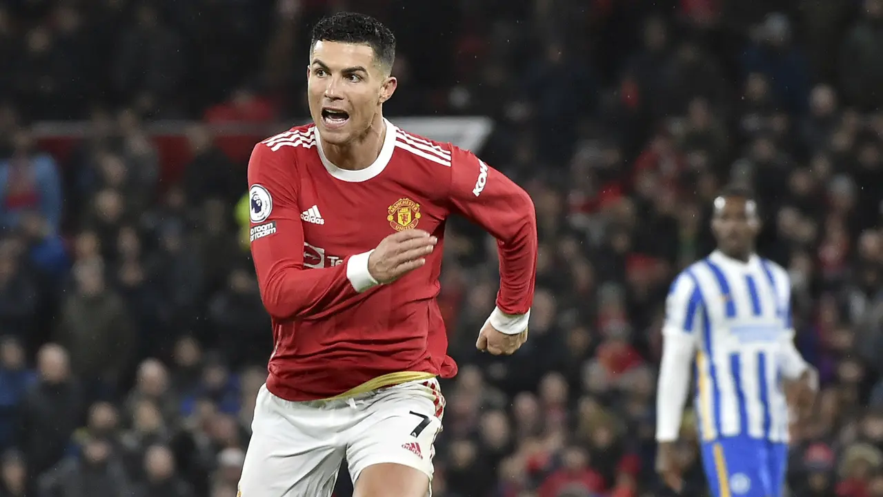 Foto: Duo Portugis Saling Bahu, Cristiano Ronaldo dan Bruno Fernandes Beri Kemenangan Berharga untuk MU di Liga Inggris