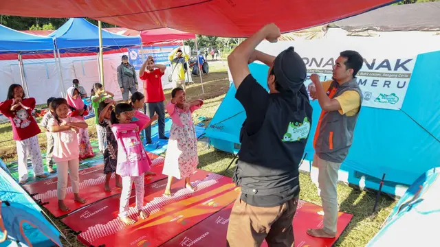 Kakak-kakak dari Dongeng Ceria bermain bersama anak-anak pengungsian erupsi Gunung Semeru. (Foto: Dongeng Ceria)