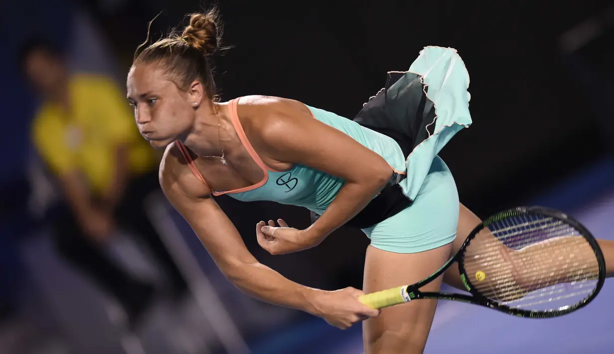 Petenis Ukraina, Kateryna Bondarenko melakukan servis kearah petenis Swiss, Belinda Bencic pada hari ke-5 turnamen tenis Australian Open 2016  di Melbourne, Jumat (22/1/2016). (AFP/Greg Wood)
