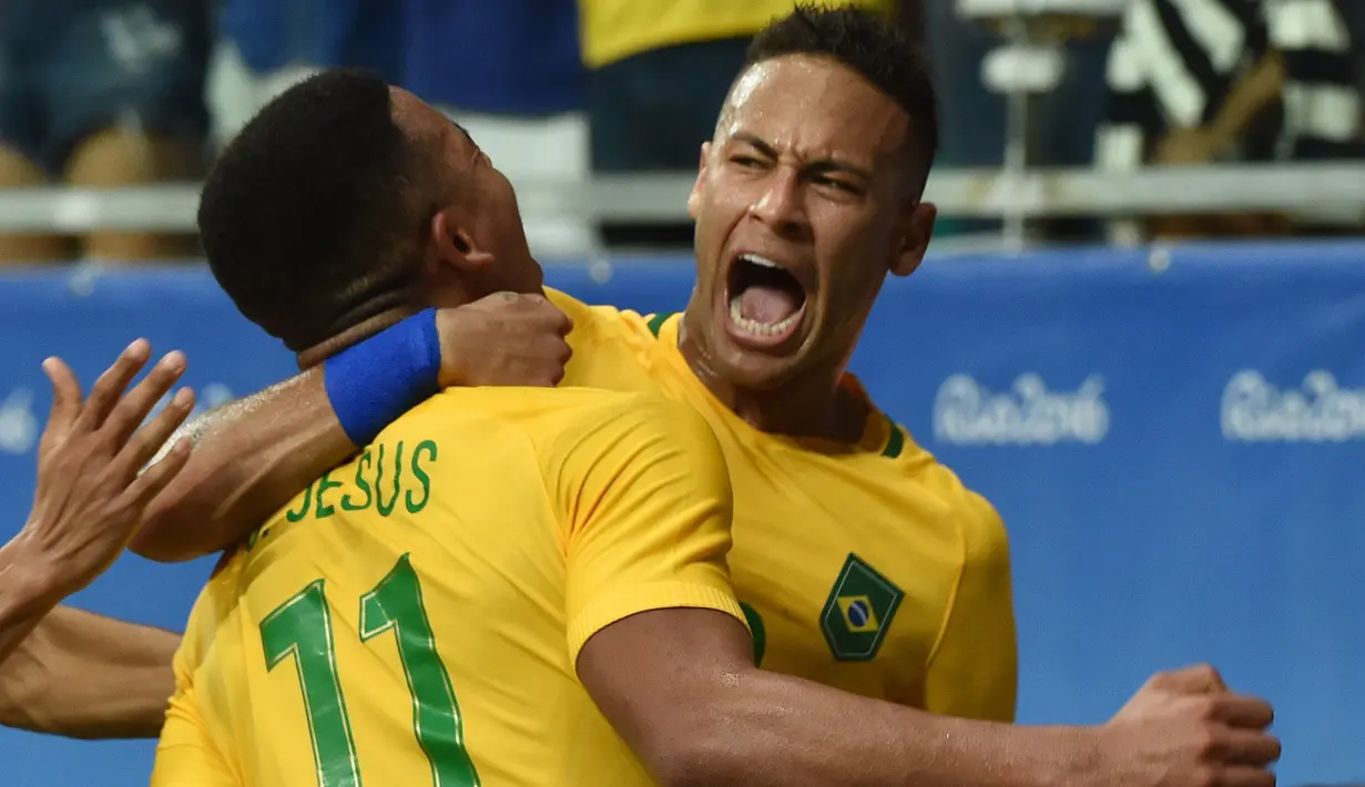 Penyerang Brasil, Neymar merayakan gol yang dicetak Gabriel Yesus saat malawan Denmark di penyisihan Grup A Olimpiade 2016 di Fonte Nova Stadium, Salvador, Brasil, (11/8). Brasil menang atas Denmark dengan skor 4-0. (AFP PHOTO/NELSON Almeida)