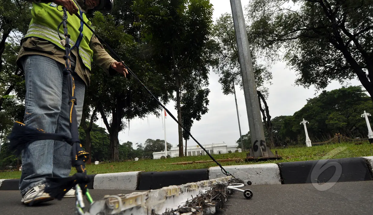 Sejumlah paku yang berhasil didapatkan oleh relawan saber di Istana Merdeka, Jakarta, Jumat (6/3/2015). Paku yang ditebar oleh orang tidak bertangung jawab seringkali mengganggu para pengguna jalan. (Liputan6.com/Faizal Fanani)