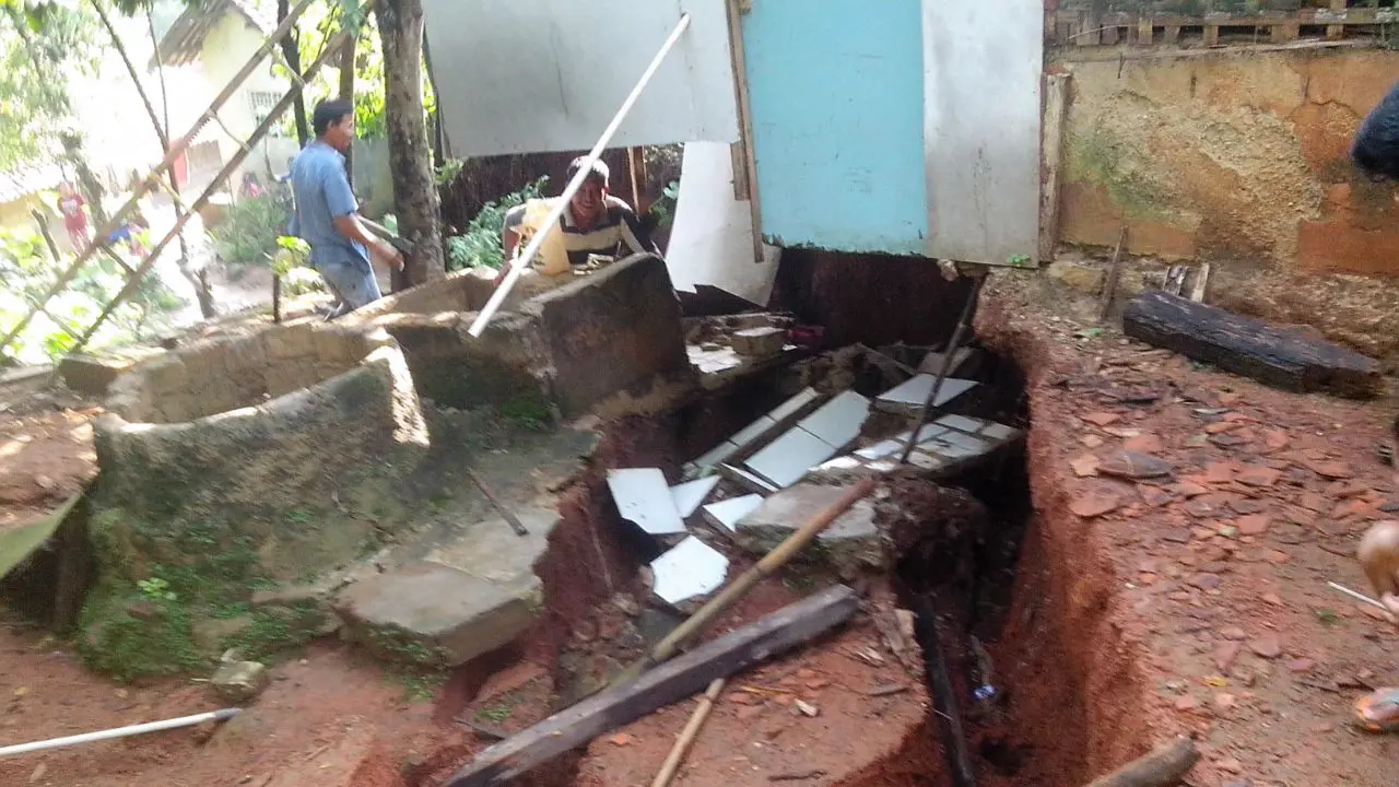 Tanah Bergerak di Pucanganak 