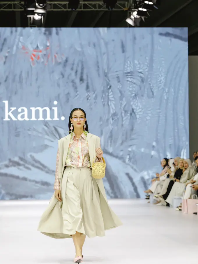 Pesona Atiqah Hasiholan Jadi Model Catwalk di JFW 2025, Elegan Kenakan Busana Modest yang Terinspirasi dari Cedarwood