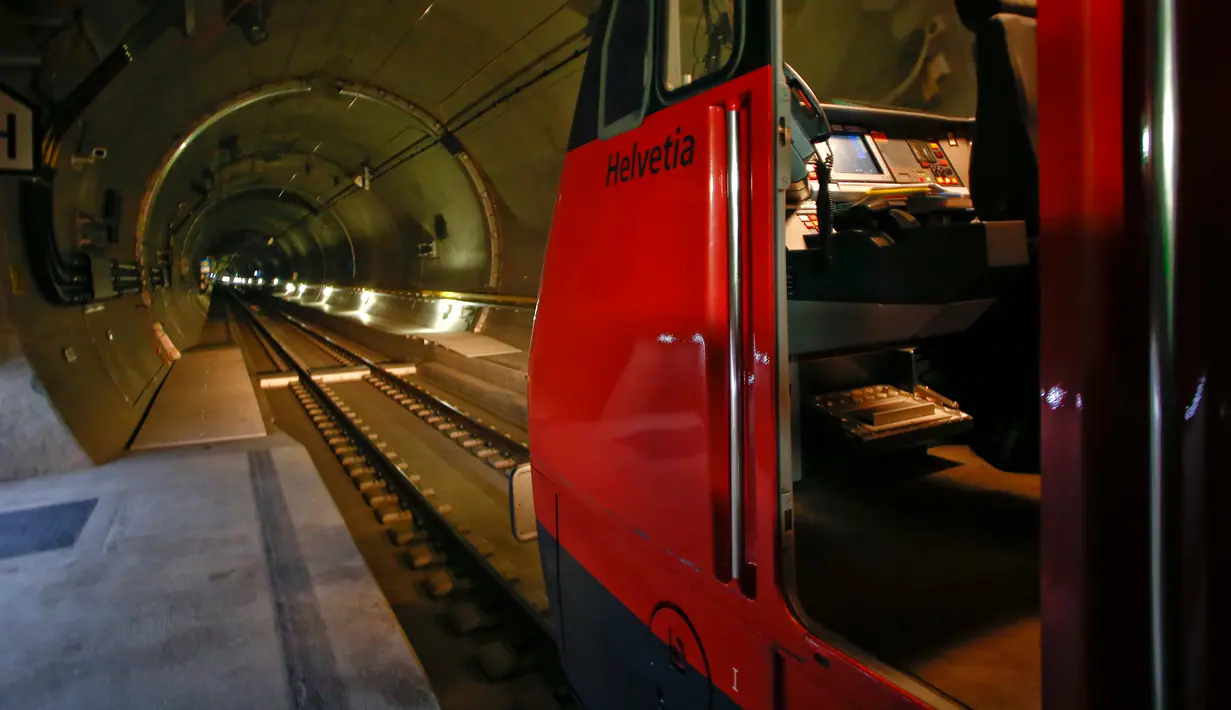 Sebuah kereta uji coba saat berada di terowongan NEAT Gotthard di pegunungan Alpen, Swiss, (10/3). Terowongan yang menembus pegunungan Alpen ini didapuk menjadi terowongan terpanjang di dunia. (REUTERS/Arnd Wiegmann)