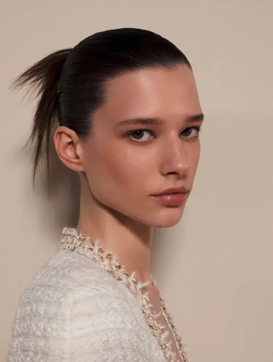 Namun meski tren berubah, Chanel justru menegaskan bahwa tren clean girl look masih relevan, tentu dengan versi yang lebih modern dan segar.