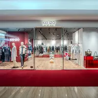 KENZO menghadirkan butik di Plaza Indonesia dengan pilihan pakaian, tas, aksesori, hingga alas kaki yang memadukan gaya Paris dengan kreativitas Jepang. (Foto/Dok: KENZO)