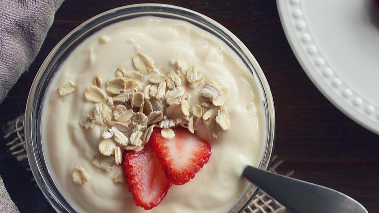 Ilustrasi Greek Yogurt dan Stroberi