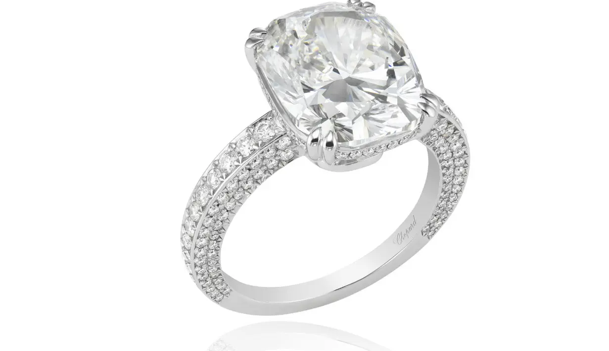 Cincin berbahan emas putih 18 karat bertatahkan berlian berbentuk bantal 6,42 karat dan 0,87 karat berlian.[Dok. Chopard]