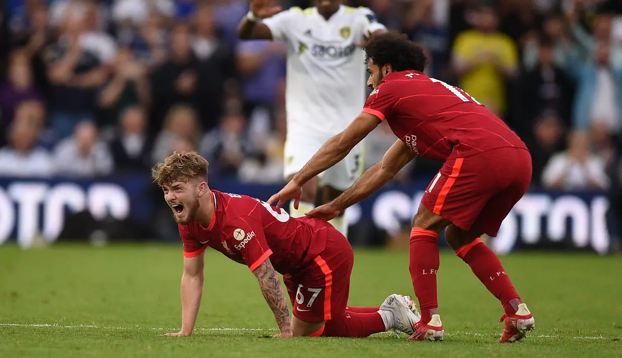 Striker Liverpool Harvey Elliott (kiri) menderita cedera kaki serius menyusul tekel oleh bek Leeds United Pascal Struijk (tidak terlihat) pada pekan keempat Liga Inggris di Elland Road, Minggu (12/9/2021). Elliott mengalami cedera parah ketika Liverpool menang 3-0 atas Leeds United. (Oli SCARFF/AFP)