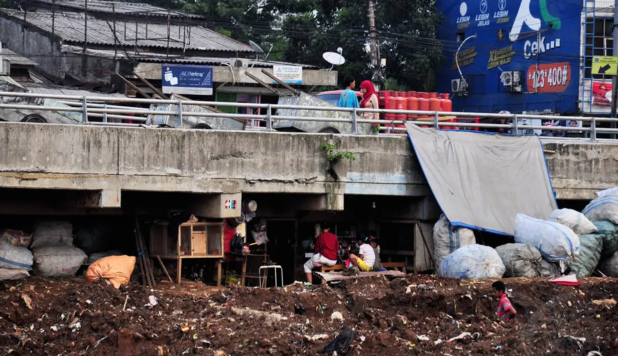 Kemiskinan yang kian tinggi tak mengurungkan niat mereka untuk menjadikan kolong jembatan sebagai tempat tinggal, Jakarta, Senin (16/6/14). (Liputan6.com/Faizal Fanani)