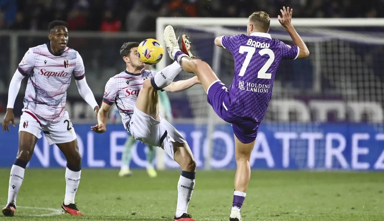 Pemain Fiorentina, Antonin Barak, berebut bola dengan pemain Bologna, Remo Freuler, pada laga Coppa Italia di Stadion Artemio Franchi, Rabu (10/1/2024). (LaPresse via AP/Massimo Paolone)