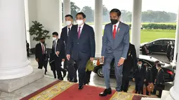 Presiden Joko Widodo (kanan) berjalan bersama Perdana Menteri (PM) Vietnam Pham Minh Chinh di Istana Kepresidenan Bogor, Jumat (23/4/2021). Presiden Joko Widodo menggelar pertemuan bilateral dengan PM Pham Minh Chinh untuk membahas kerja sama antara kedua negara. (FOTO: Biro Pers Kepresidenan)