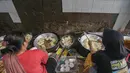 Selain memenuhi permintaan dalam negeri, produk keripik tempe dari sentra pengrajin Keramat Pela juga dipasarkan ke Malaysia, Thailand, Arab Saudi, hingga Dubai. Tampak dalam foto, pekerja menyelesaikan pembuatan keripik tempe di rumah usaha Keripik Tempe Mama Tina, Kebayoran Baru, Jakarta Selatan, Kamis (7/5/2026). (merdeka.com/Arie Basuki)