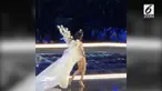 Ming Xi, model Victoria's Secret terjatuh ketika sedang berjalan di atas panggung.