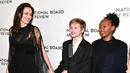 Angelina Jolie hadir mengunjungi para pengungsi Suriah bersama dengan kedua analnya yakni, Shiloh dan Zahara Jolie-Pitt pada 28 Januari waktu setempat. (Dia Dipasupil/FilmMagic)