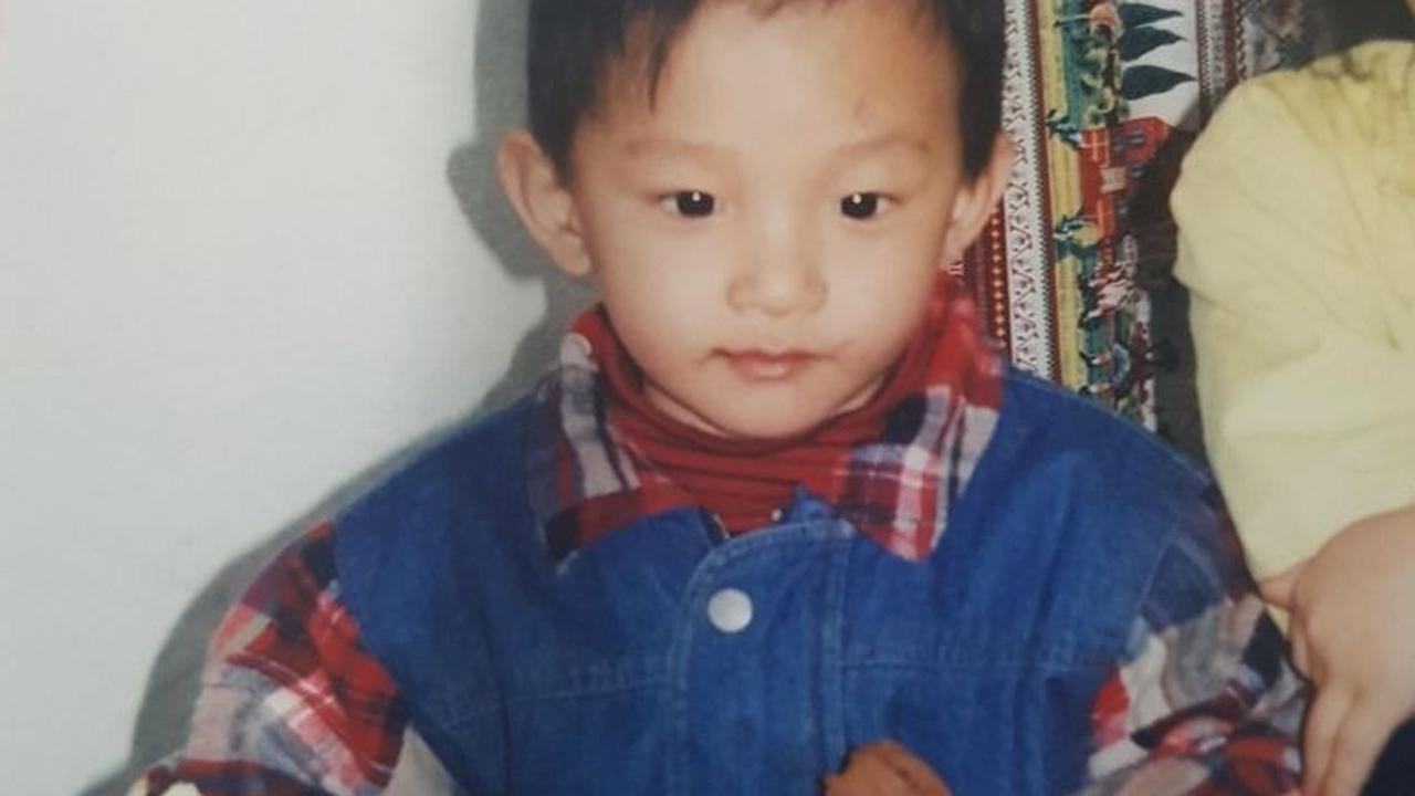 Dokyeom ternyata memiliki dua kakak perempuan. Dalam foto masa kecil ini, wanita di sebelah Dokyeom tampaknya adalah salah satu kakak perempuannya.