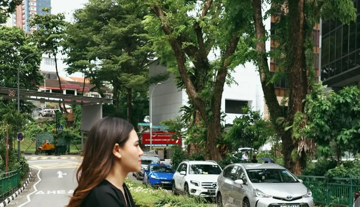 Dipadu dengan baggy jeans hitam, Aaliyah Massaid kenakan tas yang sama berisikan botol dot baby Arash [@aaliyah.massaid]