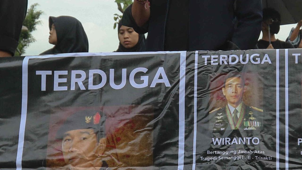FOTO: Aksi Kamisan ke-807 Diwarnai Protes Kenaikan Pangkat Istimewa Prabowo Subianto