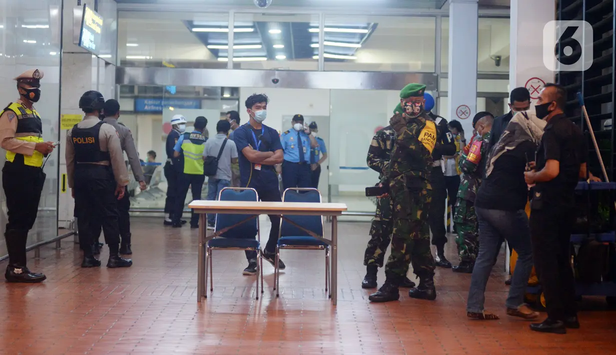 Suasana crisis center maskapai Sriwijaya Air di Terminal 2D, Bandara Internasional Soekarno-Hatta, Tangerang, Banten, Sabtu (9/1/2021). Sriwijaya Air SJ-182 rute Jakarta-Pontianak diduga jatuh di perairan Kepulauan Seribu Sabtu petang. (merdeka.com/Imam Buhori)