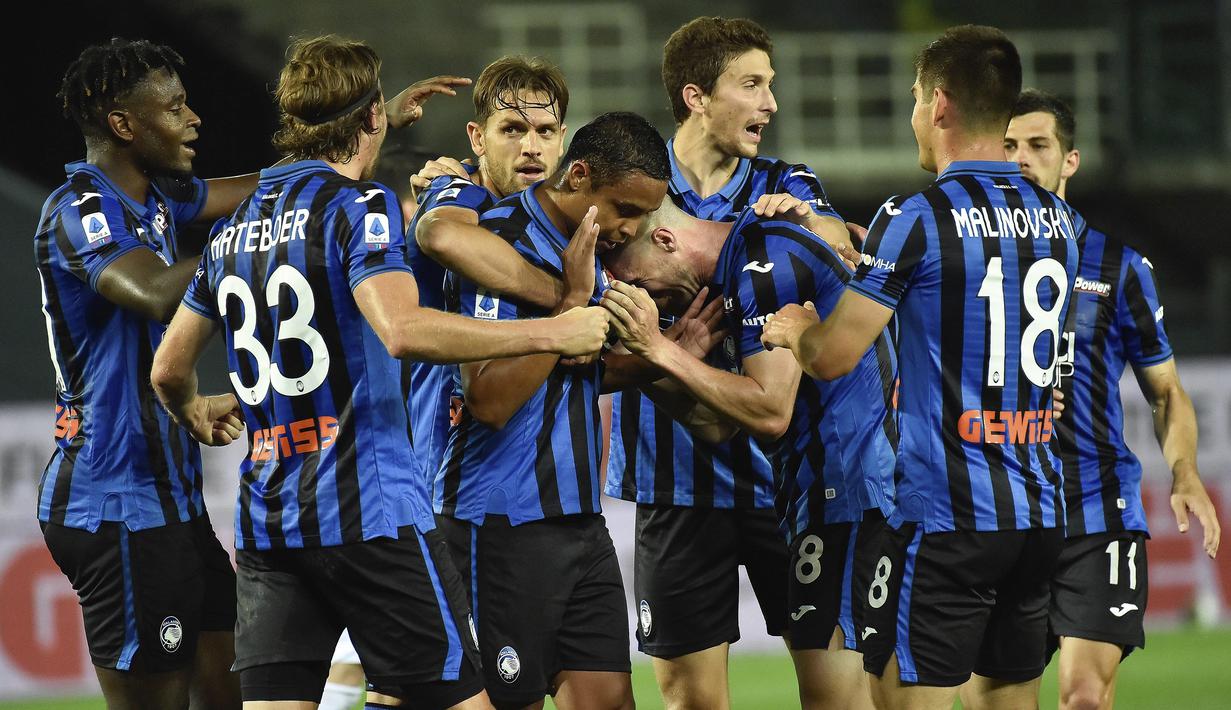 Pemain Atalanta merayakan gol yang dicetak Luis Muriel ke gawang Sampdoria pada laga lanjutan Serie A pekan ke-31 di Gewiss Stadium, Kamis (9/7/2020) dini hari WIB. Atalanta menang 2-0 atas Sampdoria.  (Gianluca Checchi/LaPresse via AP)