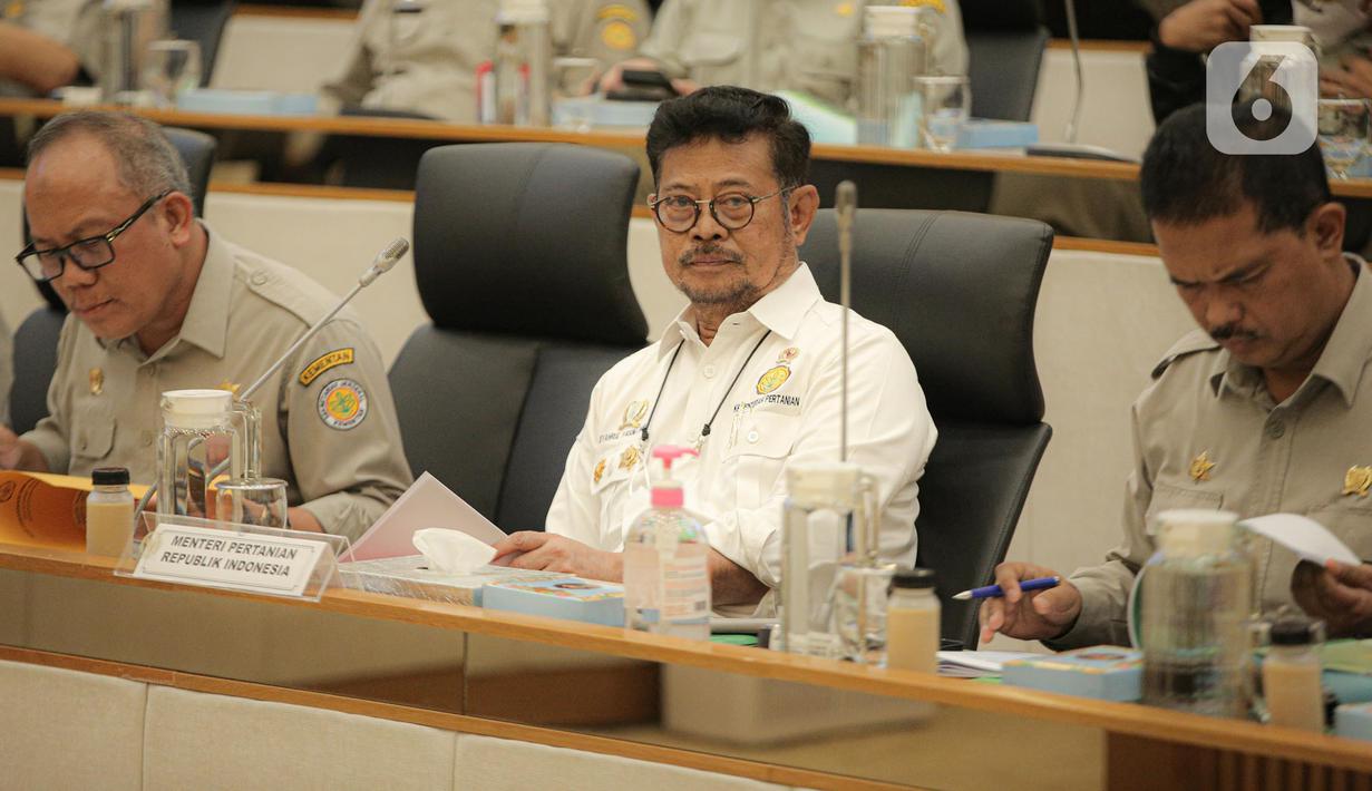 Menteri Pertanian (Mentan) Syahrul Yasin Limpo mengikuti rapat kerja dengan Komisi IV DPR di Kompleks Parlemen Senayan, Jakarta, Senin (16/1/2023). Raker tersebut membahas mengenai Kinerja Kementerian Pertanian mulai dari program-program kerja yang tidak memberikan dampak signifikan terhadap petani, hingga data stok pangan yang berbeda. (Liputan6.com/Faizal Fanani)
