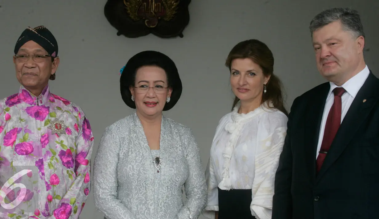 Presiden Ukraina Petro Poroshenko, Ibu Maryna Poroshenko, GKR Hemas dan HB X berfoto di kraton Kesultanan Yogyakarta, (6/8). Usai ke kraton, Petro Poroshenko rencananya akan mengunjungi Candi Borobudur dan Prambanan. (Liputan6.com/Boy Harjanto)