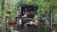 Budi petani madu kelulut di Kelampangan, Palangka Raya, Kalimantan Tengah, Selasa (22/11/2022). Banjir membuat lahan pertanian madu kelulut milik Budi luluh lantak disapu banjir. Foto: Marifka Wahyu Hidayat