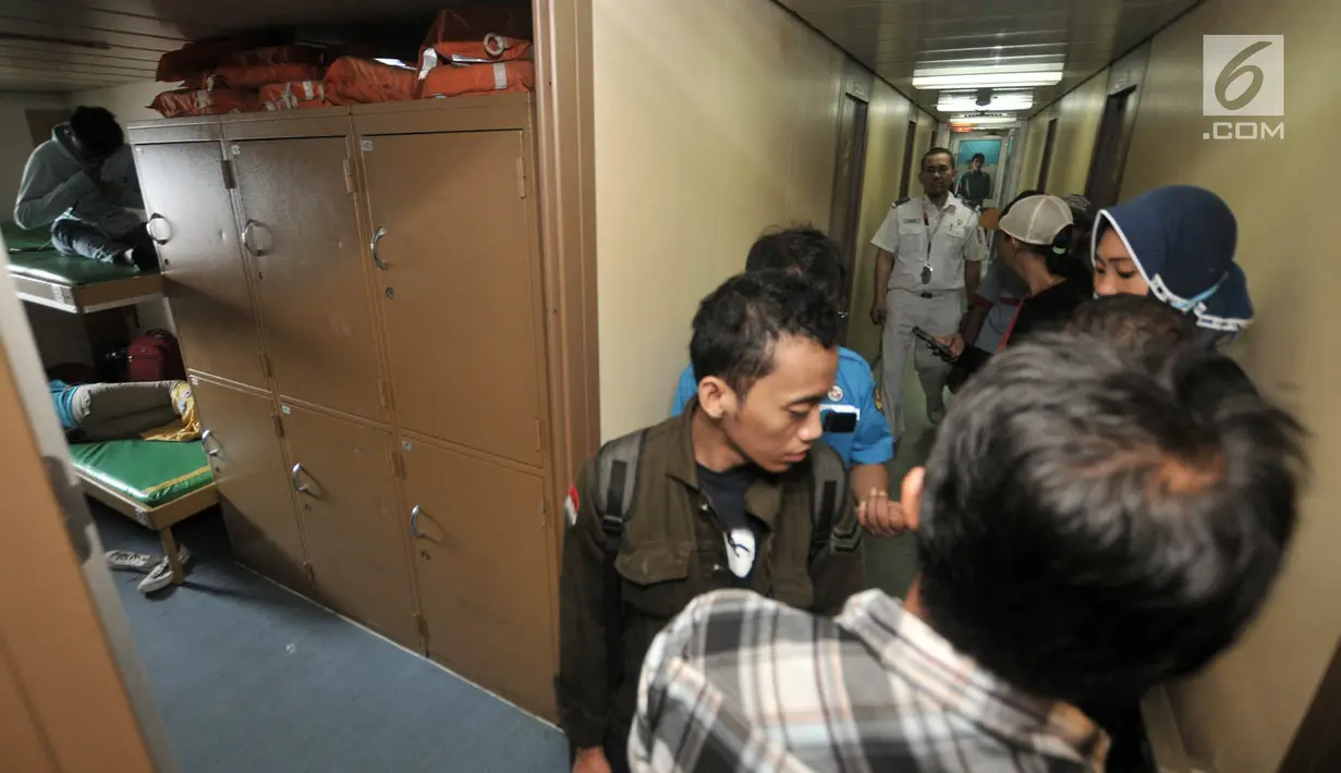 Pemudik sibuk mencari tempat istirahat di KM Dobonsolo tujuan Tanjung Emas Semarang di Terminal Nusantarapura, Pelabuhan Tanjung Priok, Jakarta, Kamis (30/5/2019).  (merdeka.com/Iqbal S. Nugroho)