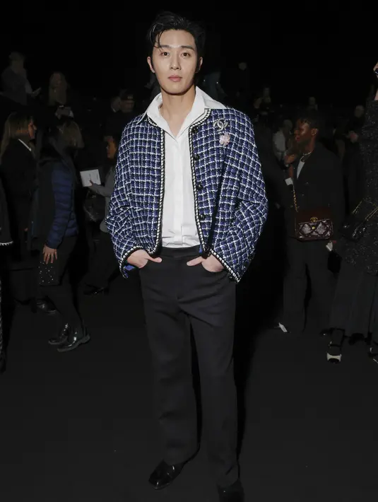 Park Seo-joon menghadiri peragaan busana Chanel untuk koleksi Fall-Winter 2023/24 di Paris Fashion Week, Selasa (7/3/2023). Diketahui Jennie BLACKPINK mengunggah beberapa foto momen saat di Chanel Paris Fashion Week dan dalam unggahannya juga ada foto aktor tampan tersebut. (Vianney Le Caer/Invision/AP)