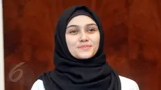 Aktris cantik keturunan Arab, Zee Zee Shahab saat ditemui di kawasan Mampang, Jakarta pada 5 Juni 2015. (Liputan6.com/Panji Diksana)