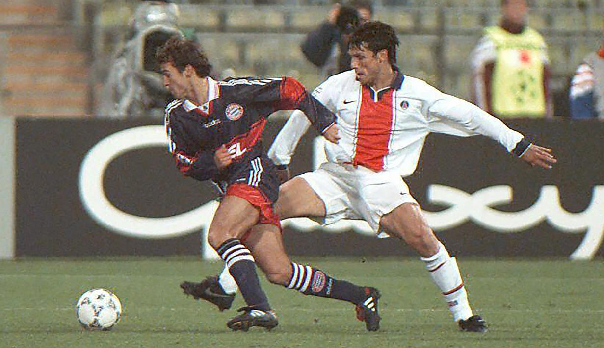 Mehmet Scholl. Gelandang asli Jerman ini memperkuat Bayern Munchen selama 15 musim mulai 1992/1993 hingga 2006/2007. Gol terakhirnya dicetak di usia 36 tahun 7 bulan dan 3 hari saat melawan Mainz di ajang Liga Jerman (19/5/2007). (AFP/Jacques Demarthon)