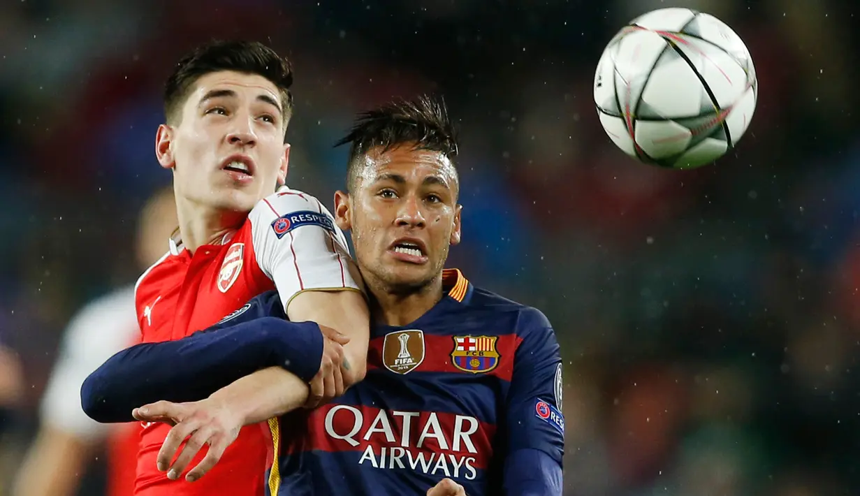 Penyerang Barcelona, Neymar berebut bola dengan bek Arsenal, Héctor Bellerín pada leg kedua 16 besar liga champions di stadion Nou Camp, Spanyol (17/3). Barcelona menang atas Arsenal dengan skor 3-1. (Reuters/Carl Recine)