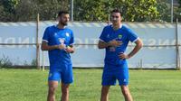 Striker anyar Persib Bandung, Andrew Jung (kanan) sudah terlihat menjalani latihan bersama rekan-rekannya di tim yang dilangsungkan di lapangan pendamping Stadion GBLA, Kota Bandung, Senin (8/9/2025).
