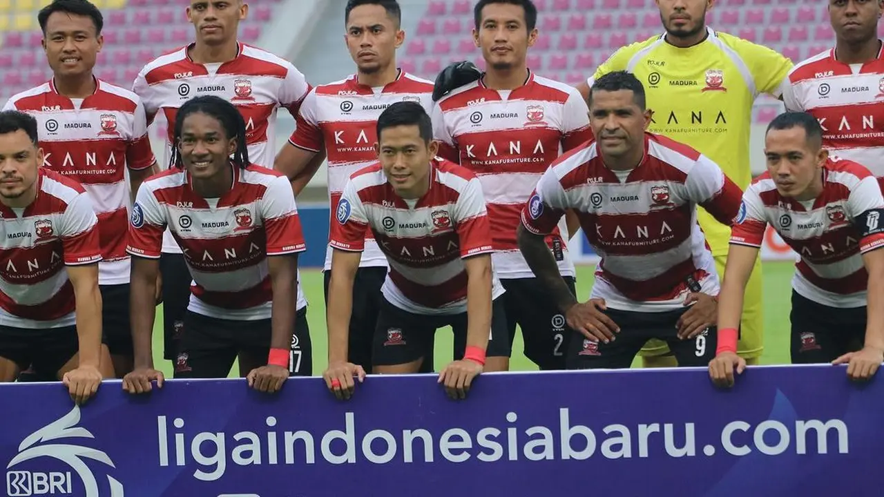 Gelandang Madura United, Ricki Ariansyah (kiri).