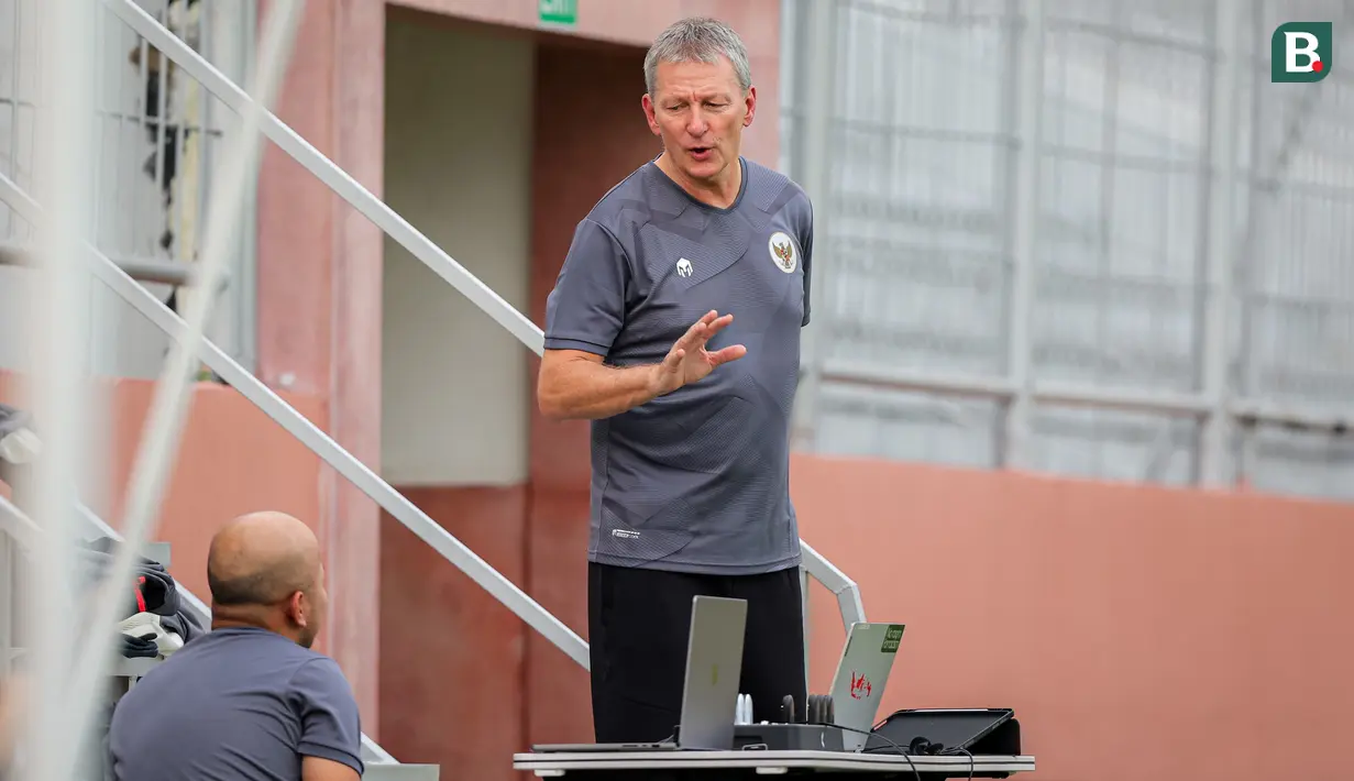 <p>Konsultan pelatih Timnas Indonesia U-17, Frank Wormuth (kanan) berbincang dengan salah satu tim pelatih saat latihan resmi Timnas Indonesia U-17 jelang laga penentu Grup A Piala Dunia U-17 2023 melawan Timnas Maroko U-17 yang berlangsung di Stadion Gelora 10 November, Tambaksari, Surabaya, Rabu (15/11/2023). (Bola.com/Bagaskara Lazuardi)</p>