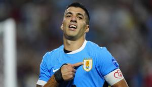 Pemain Uruguay, Luis Suarez melakukan selebrasi setelah mencetak gol penyeimbang 2-2 ke gawang Kanada pada laga perebutan peringkat ketiga Copa America 2024 di Bank of America Stadium, Charlotte, North Carolina, Minggu (14/07/2024). (AP Photo/Jacob Kupferman)