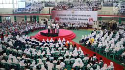 Suasana acara penyerahan Kartu Indonesia Pintar (KIP) bagi 4.000 siswa-siswi SD, SMP, SMA se Provinsi Gorontalo di GOR David-Tonny, Gorontalo Jumat (1/3). Tahun 2019 Provinsi Gorontalo mendapatkan jatah 80.502 KIP. (Liputan6.com/Arfandi Ibrahim)