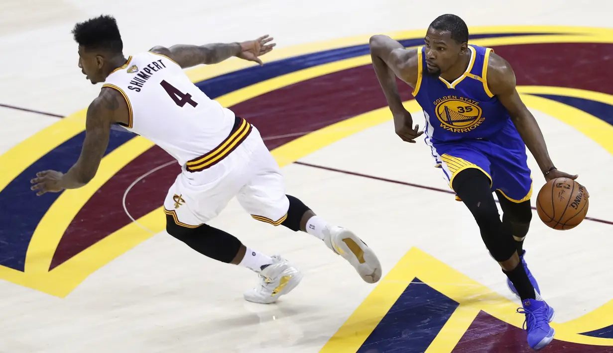 Pemain Golden State Warriors, Kevin Durant berusaha melewati pemain  Cleveland Cavaliers, Iman Shumpert pada Gim 3 Final NBA 2017, Rabu (7/6/2017). Warriors menang 118-113.  (EPA/Larry W. Smith)