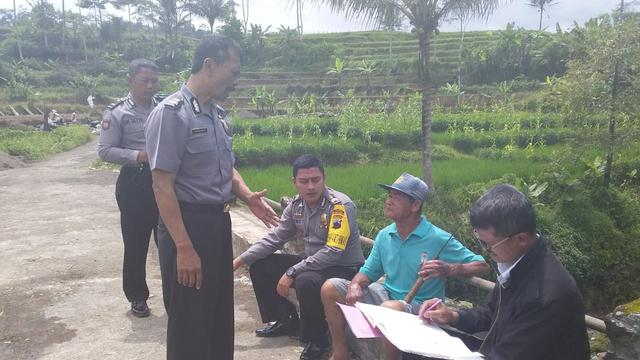 Pemkab Wonosobo dan kepolisian terus memediasi agar jalan alternatif yang diblokir bisa dibuka lagi. (Foto: Liputan6.com/Humas Polsek Kalikajar/Muhamad Ridlo)