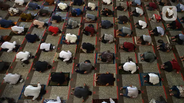 FOTO: Masa Transisi, Masjid Agung At-Tin Gelar Salat Jumat Berjemaah