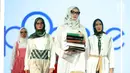 Model dengan busana rancangan desainer Up2date Plus by Irna Mutiara dari Indonesia dalam Jakarta Modest Fashion Week 2018 (JMFW) di Gandaria City, Jakarta, Kamis (26/7). JMFW juga diikuti 21 negara. (Liputan6.com/Faizal Fanani)