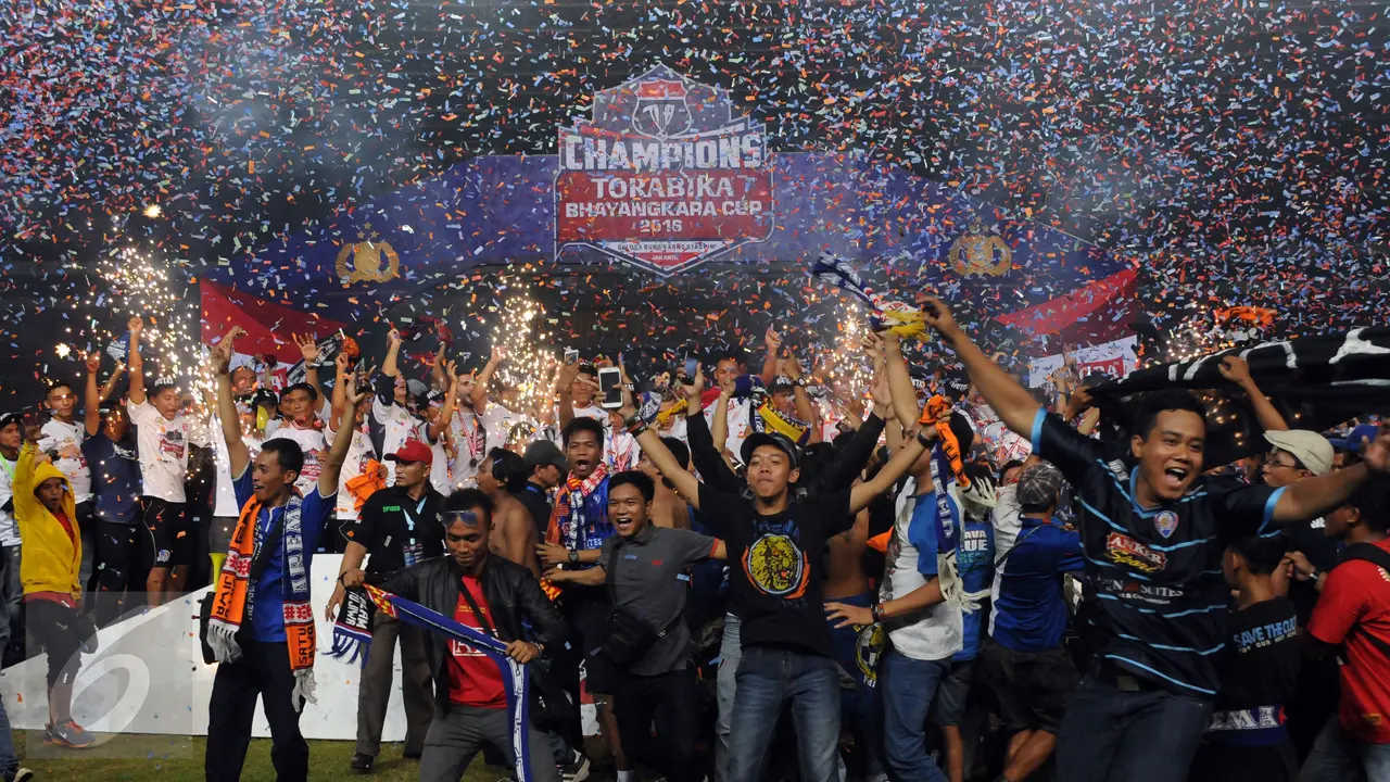 20160403-Arema Cronus Juara, Aremania Kuasai Lapangan GBK-Jakarta