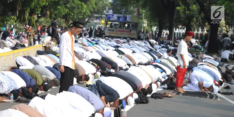 Massa Aksi Sidang MK Salat Asar di Jalan Medan Merdeka Barat