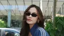 Kacamata ini dibanderol seharga $505 atau sekitar Rp8,2 juta, dan memberi sentuhan fierce nan sleek pada look-nya yang simpel—white tank top, jaket denim sporty dari Adidas, dan jeans high-waist.  [@mahaliniraharja].v