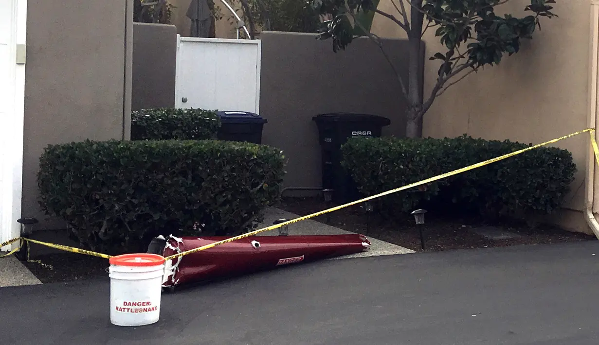 Puing helikopter yang jatuh menghantam sebuah rumah di Newport Beach, California, Selasa (30/1). Helikopter yang bisa memuat empat penumpang jenis Robinson R44 ini dilaporkan jatuh setelah tidak lama lepas landas. (AP Photo/Amy Taxin)