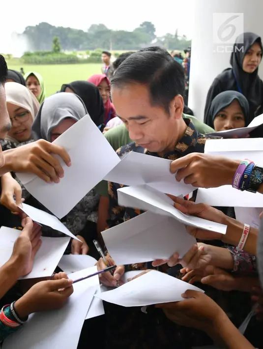 Presiden Joko Widodo memberi tanda tangan Peserta Kongres Indonesia Millenial Movement Tahun 2018 di Istana Bogor, Jawa Barat (12/11). Kongres diselenggarakan Maarif Institute for Culture and Humanity. (Liputan6.com/Pool/Laily Rachev-Biro Pers Setpres)